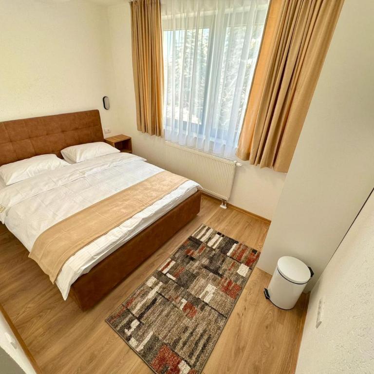 Apartmani RIS - Dvokrevetna Soba sa Bračnim Krevetom i Pogledom na Planinu - 1