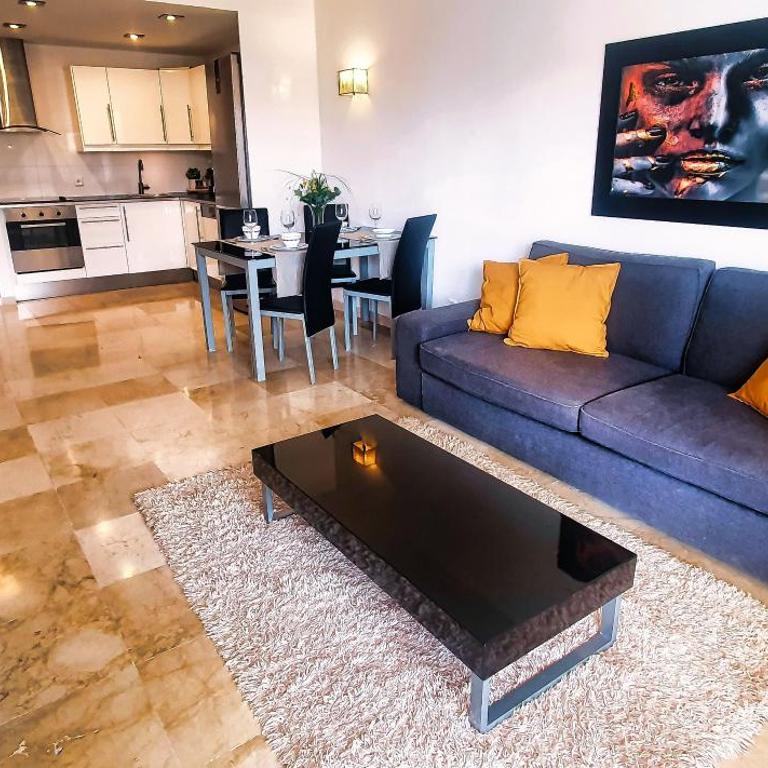Marbella 2000. Spacious Apartment on the Promenade. - Apartamento de 1 dormitorio - 2