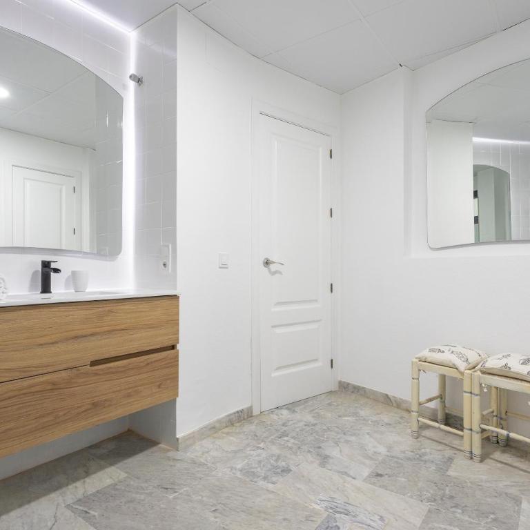 Genteel Home Plaza de las Tendillas - Three-Bedroom Apartment - 6
