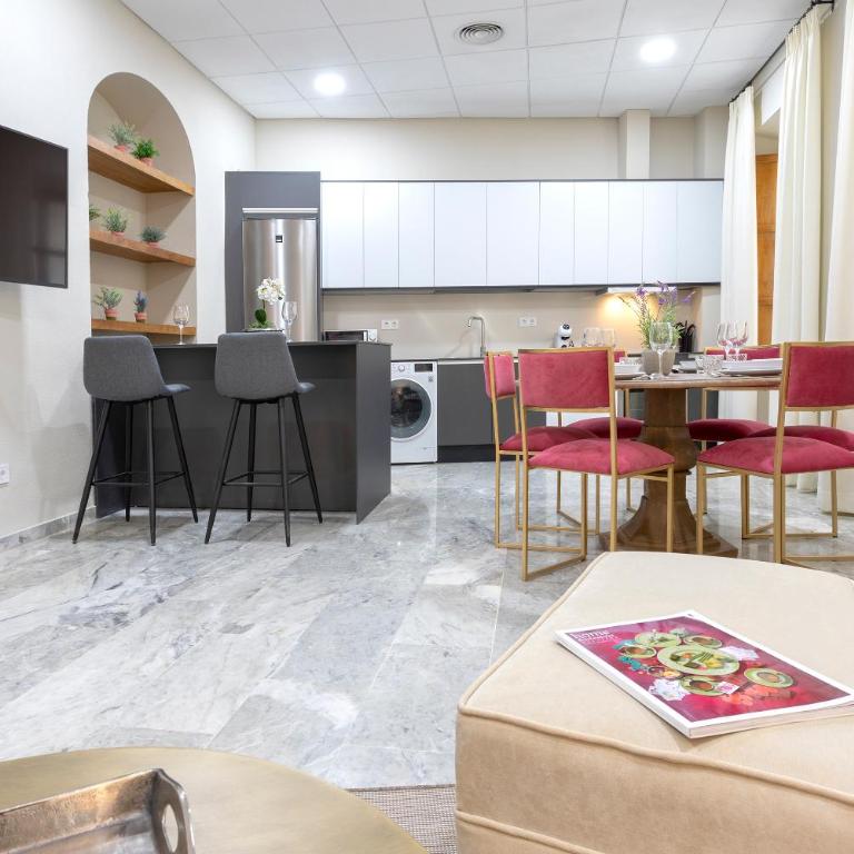 Genteel Home Plaza de las Tendillas - Three-Bedroom Apartment - 10