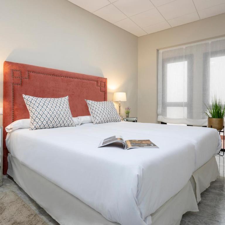 Genteel Home Plaza de las Tendillas - Three-Bedroom Apartment - 13