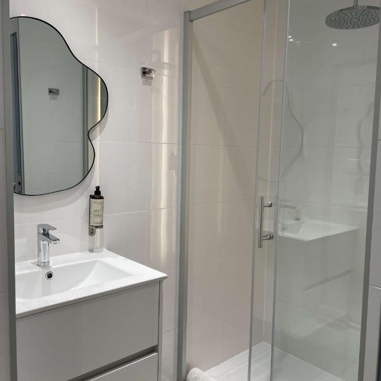 Best Western Plus Hôtel la Rade - Chambre Lit Queen-Size Confort avec Balcon - 4