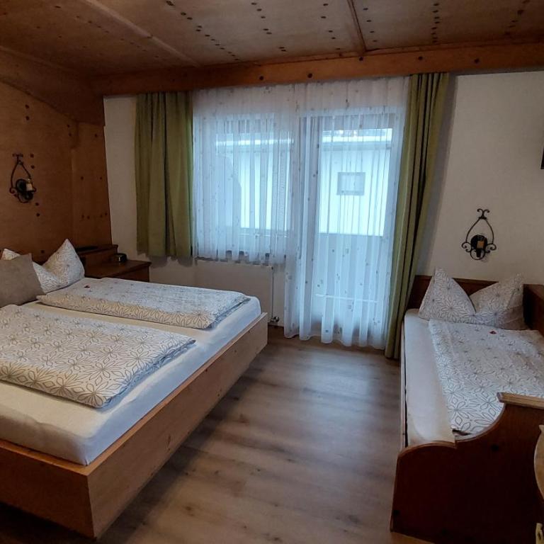 Gästehaus Christoph - Dreibettzimmer mit Balkon - 1