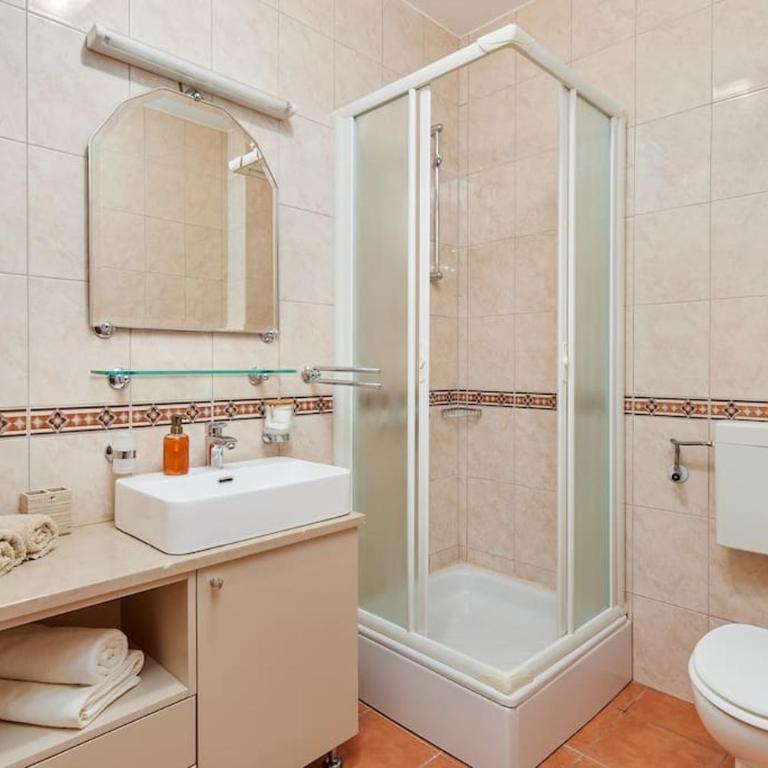 Spacious 1Bedroom on the Main Square of Kotor - One-Bedroom Apartment - 3