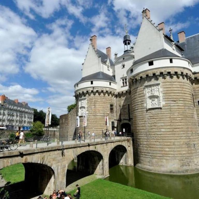 Grande chambre indépendante, charme, calme sur jardin, Nantes centre, accès privé par escalier de l'immeuble, sdb & wc privés, 10 minutes gare et palais des congrès - Apartment mit 1 Schlafzimmer - 18