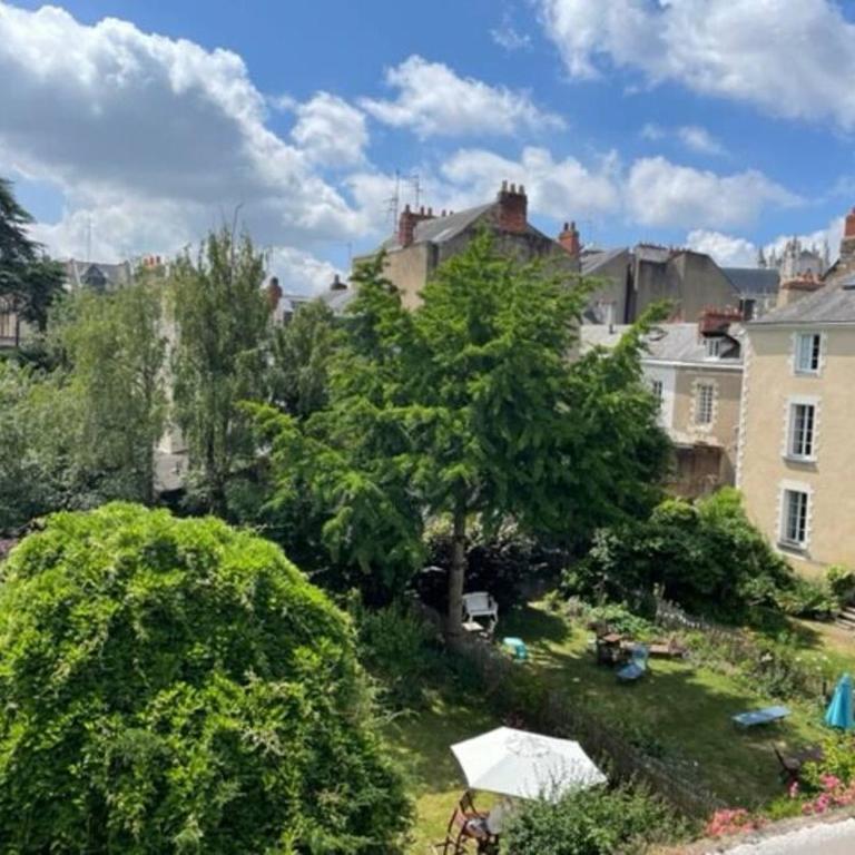 Grande chambre indépendante, charme, calme sur jardin, Nantes centre, accès privé par escalier de l'immeuble, sdb & wc privés, 10 minutes gare et palais des congrès - Apartment mit 1 Schlafzimmer - 10