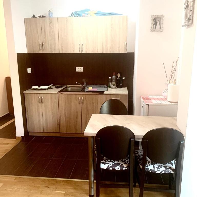Apartments Apollonia Budva - Apartment with Balcony - 5