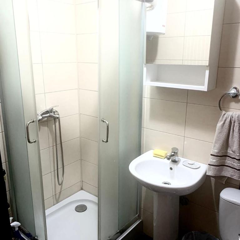 Apartments Apollonia Budva - Apartment with Balcony - 9