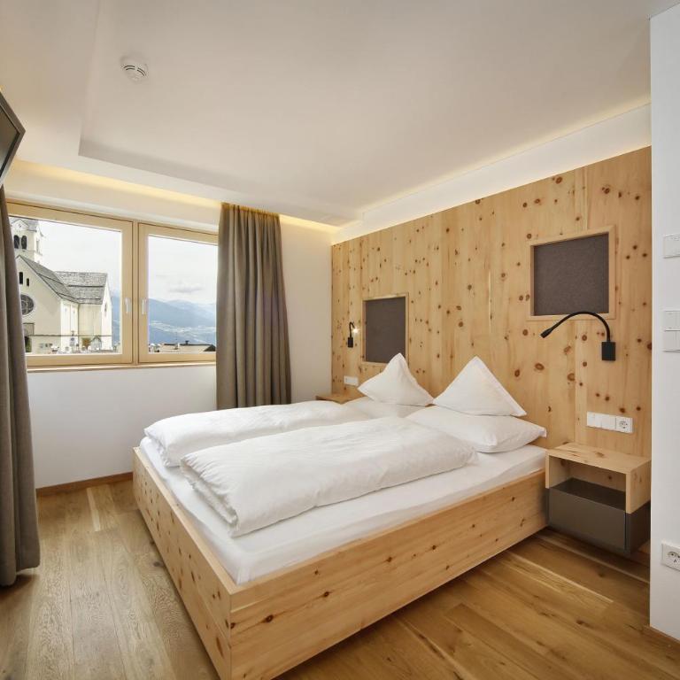 Hotel Sonne - Suite de 1 dormitorio con cama grande y sofá cama - 5