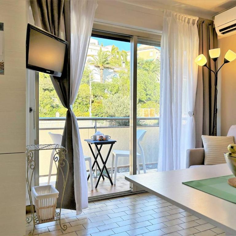 Studio pour 4 personnes au cœur du Lavandou avec vue sur les collines - FR-1-251-579 - Appartement - 7