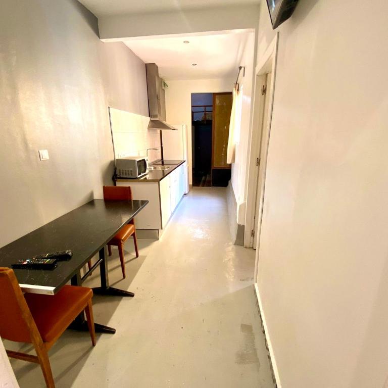 Apartamento de 3 habitaciones en Sants a 2`del metro Badal P9 - Three-Bedroom Apartment with Balcony - 9