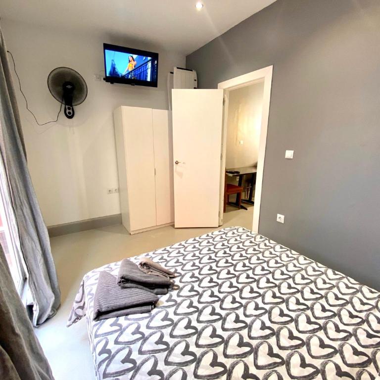 Apartamento de 3 habitaciones en Sants a 2`del metro Badal P9 - Three-Bedroom Apartment with Balcony - 7