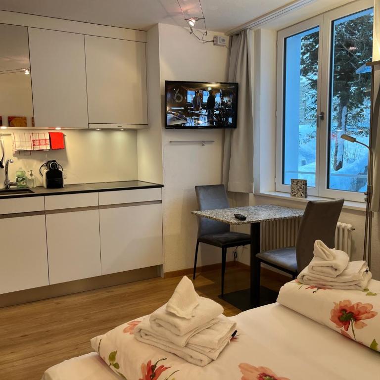 Chesa Quadrella Zimmer mit Kochecke inklusive Bergbahnen im Sommer-ausser Studio - Doppelzimmer mit eigenem externen Bad - 22