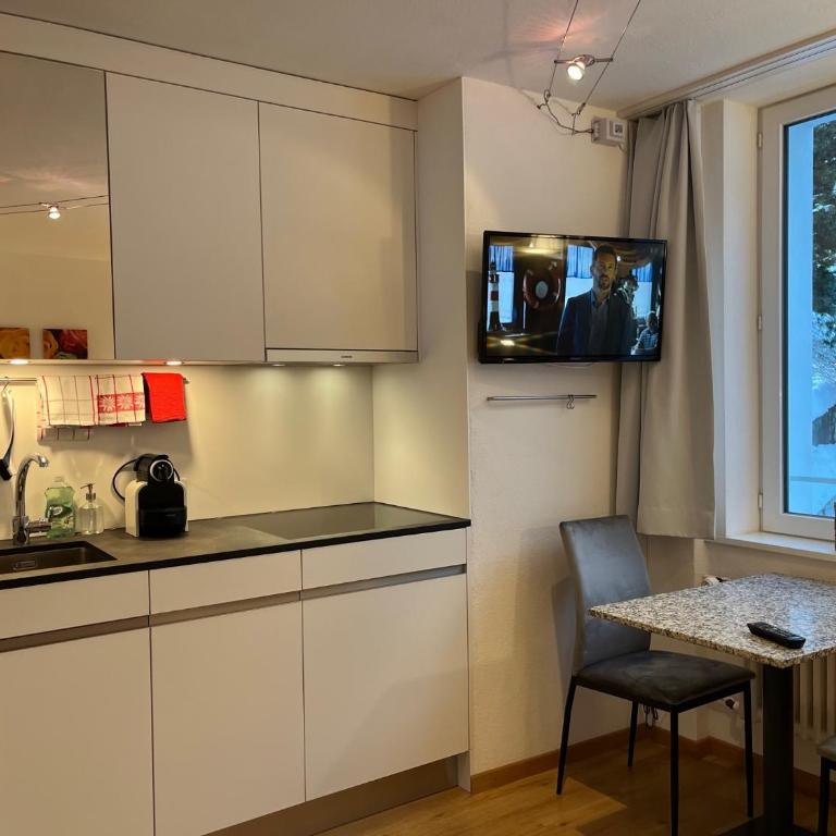 Chesa Quadrella Zimmer mit Kochecke inklusive Bergbahnen im Sommer-ausser Studio - Doppelzimmer mit eigenem externen Bad - 13