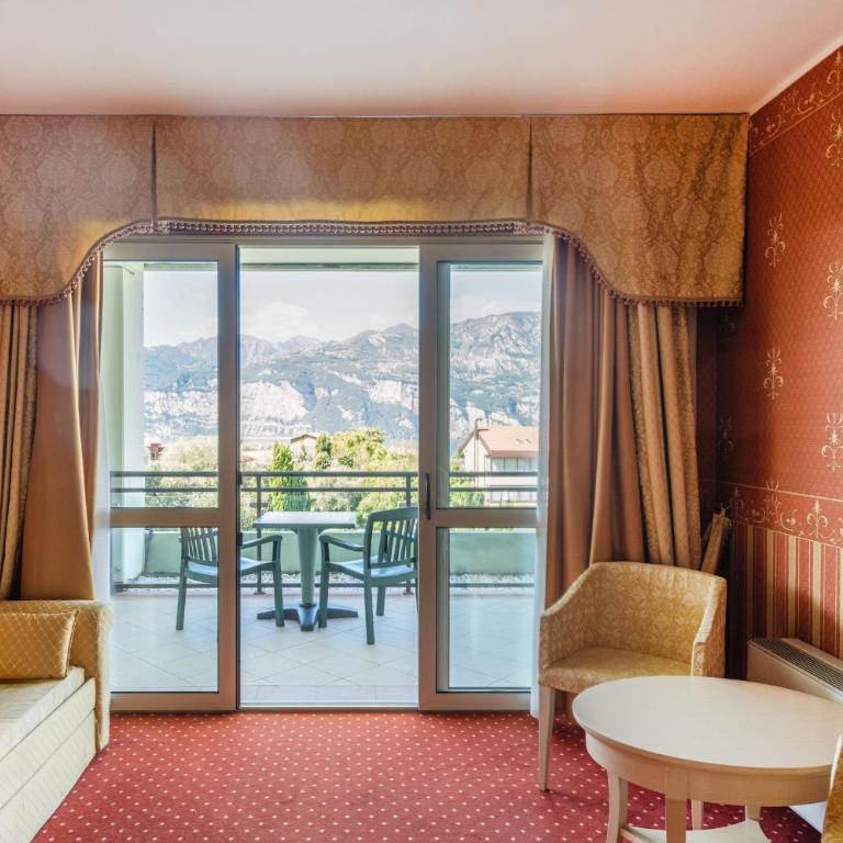 Majestic Palace - Camera Deluxe con Vista Lago - 2