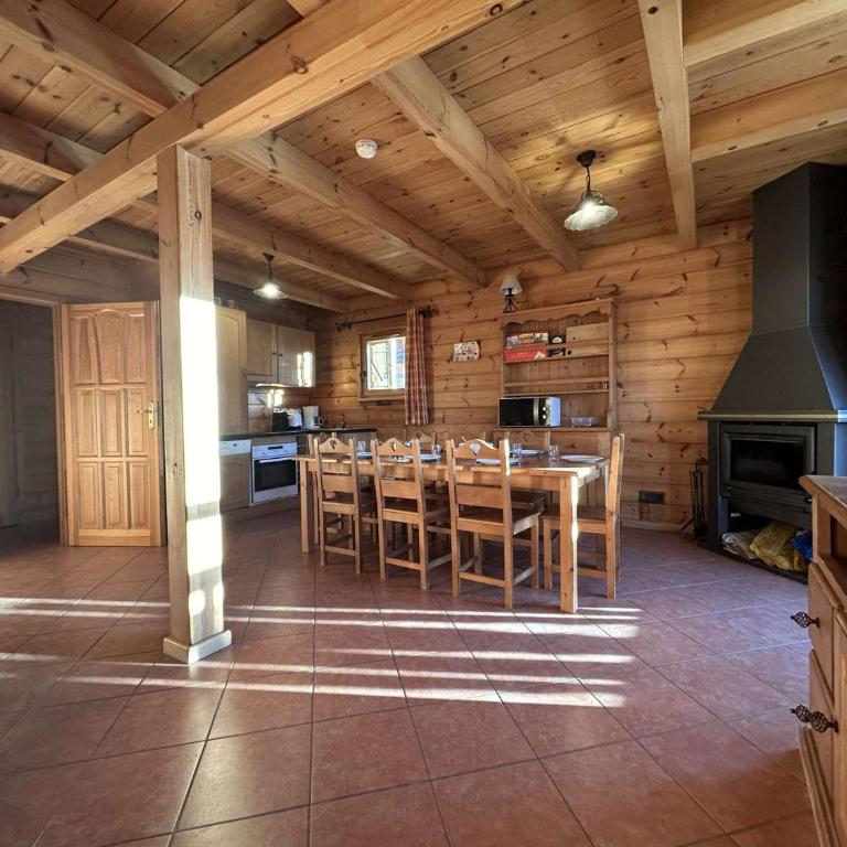 Superbe chalet pour 8 pers. près pistes et commerces, cheminée, terrasse, piscine, navette, ménage inclus - FR-1-651-11 - Chalet - 1