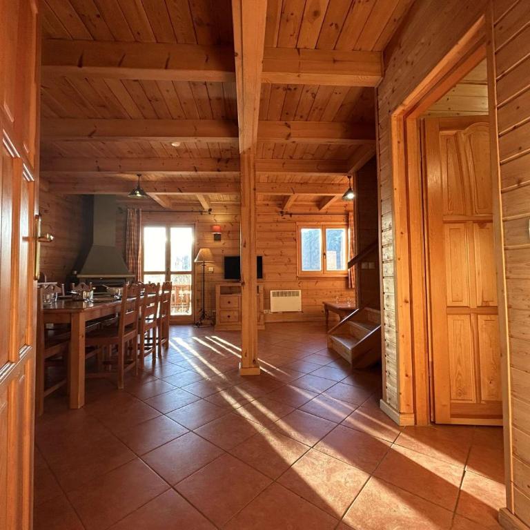 Superbe chalet pour 8 pers. près pistes et commerces, cheminée, terrasse, piscine, navette, ménage inclus - FR-1-651-11 - Chalet - 3
