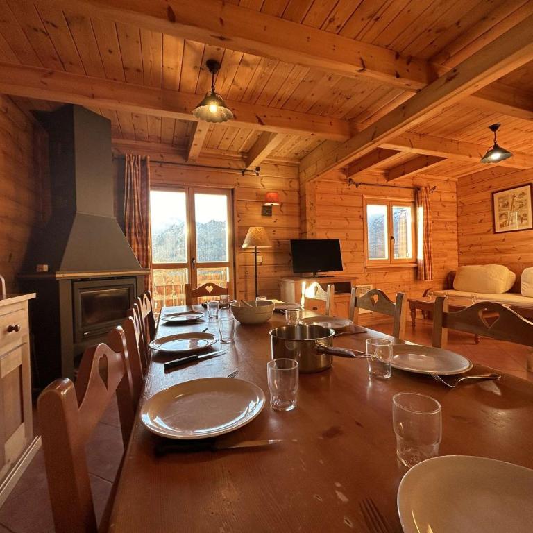 Superbe chalet pour 8 pers. près pistes et commerces, cheminée, terrasse, piscine, navette, ménage inclus - FR-1-651-11 - Chalet - 4