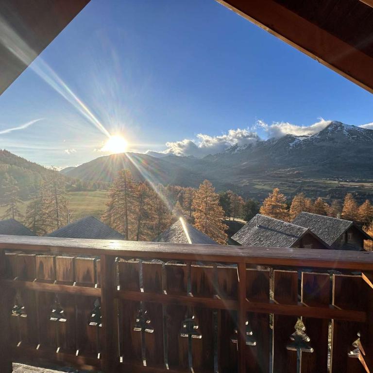 Superbe chalet pour 8 pers. près pistes et commerces, cheminée, terrasse, piscine, navette, ménage inclus - FR-1-651-11 - Chalet - 15