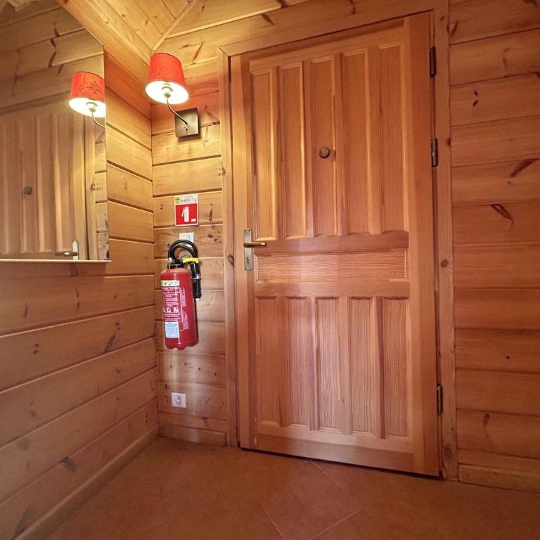 Superbe chalet pour 8 pers. près pistes et commerces, cheminée, terrasse, piscine, navette, ménage inclus - FR-1-651-11 - Chalet - 27
