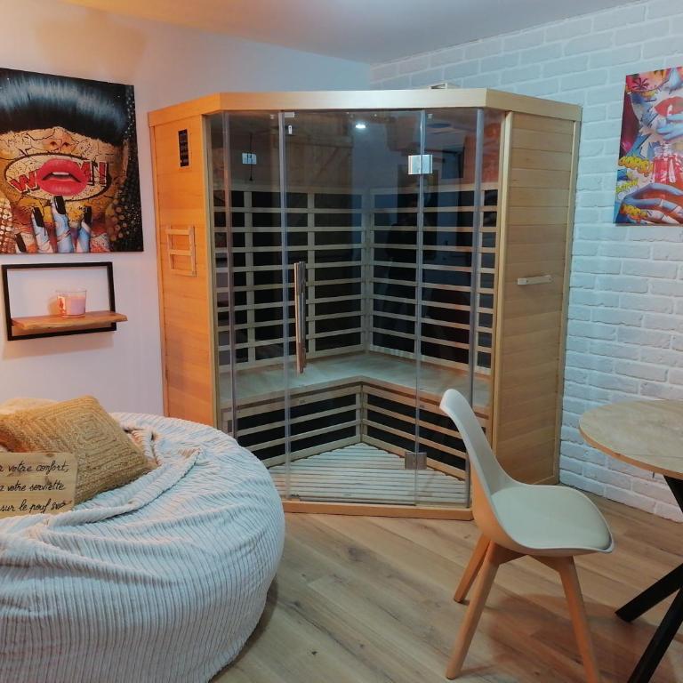 Gîtes déco pop et chaleureuse avec jacuzzi, sauna, piece coquine - Maison 1 Chambre - 28