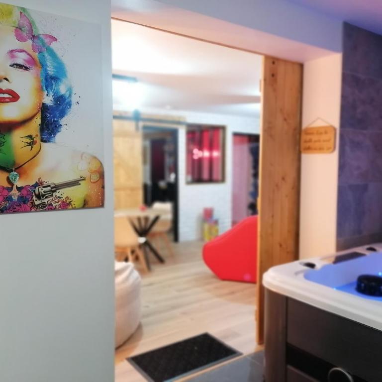 Gîtes déco pop et chaleureuse avec jacuzzi, sauna, piece coquine - Maison 1 Chambre - 32