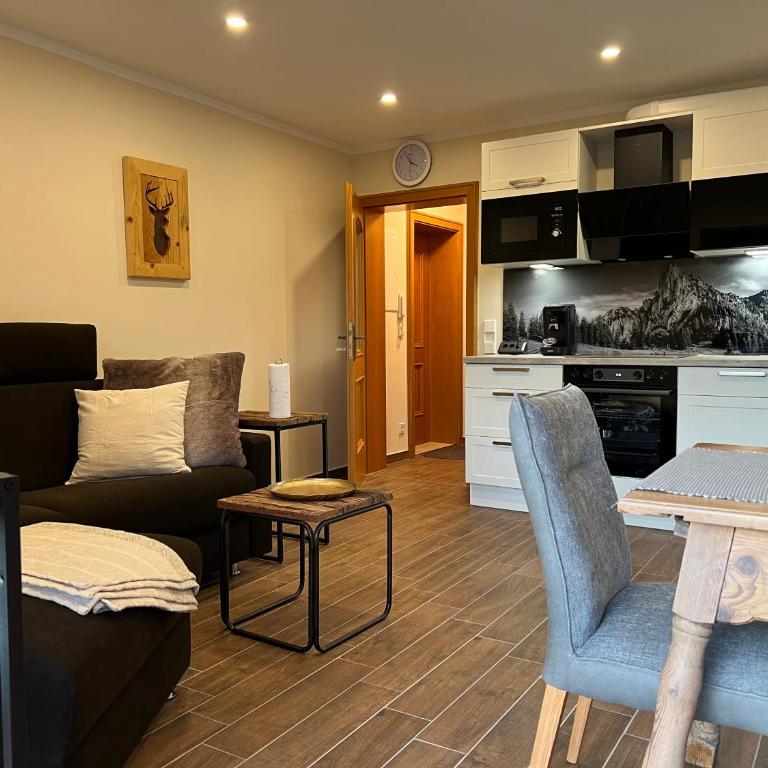 BERGSUCHT-Ruhpolding, Traumlage am sonnigen Südhang, kostenlose Parkplätze, schnelles WLAN, ruhige Sackgasse, NETFLIX inklusive - Apartment mit Terrasse - 1
