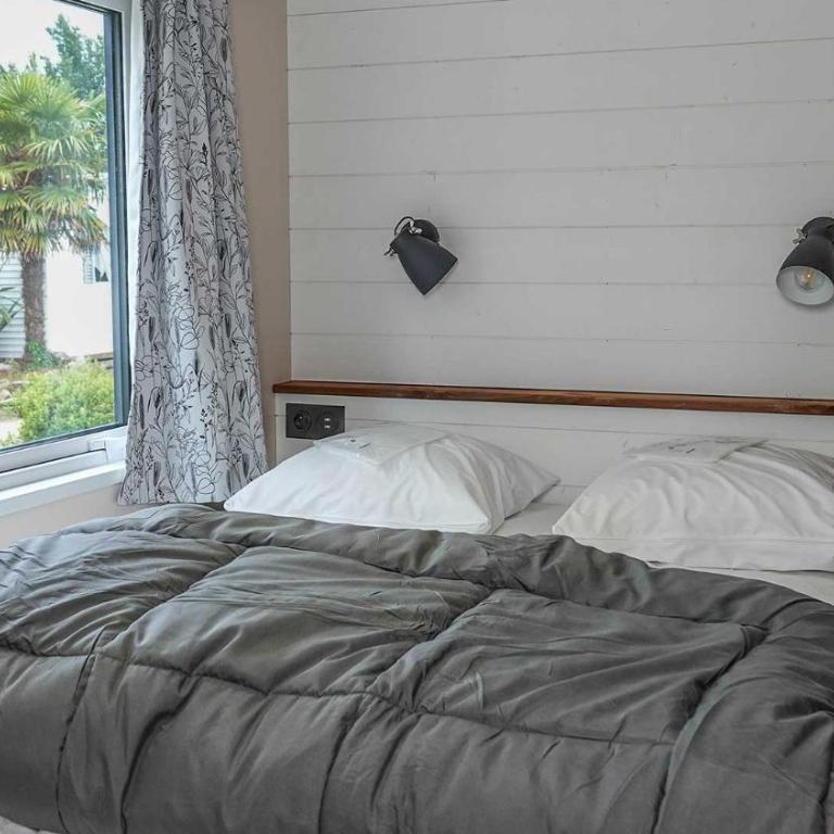 Camping le Dolmen, Carnac, Morbihan - Chalet Supérieur - 8