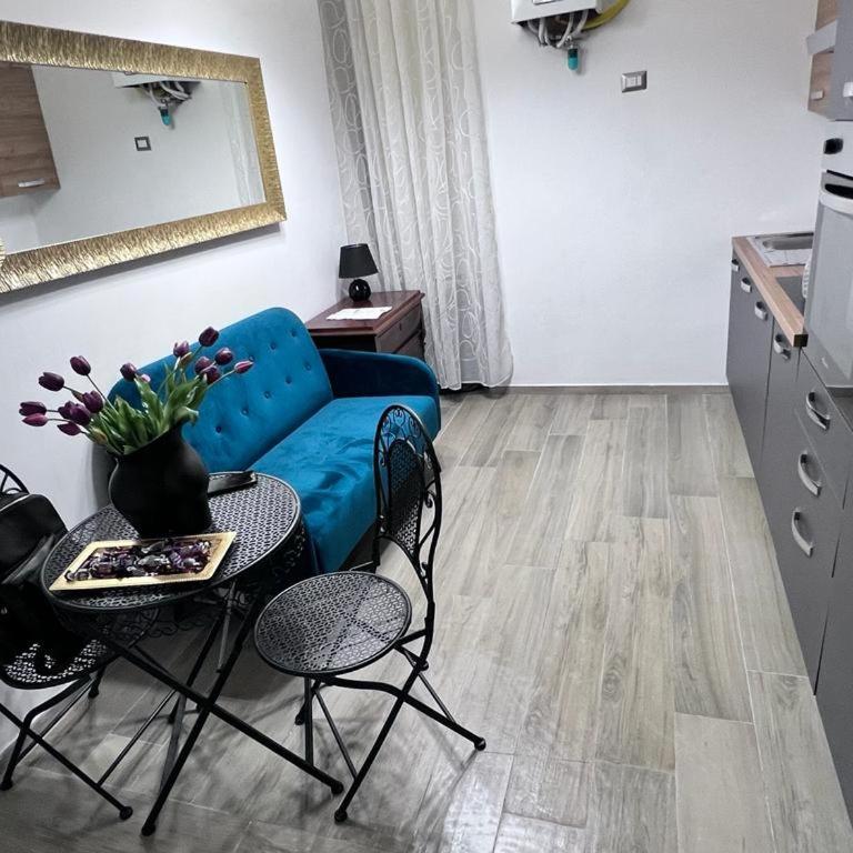 Guest House Biondi Cavour - Camera Familiare con Bagno Privato - 3