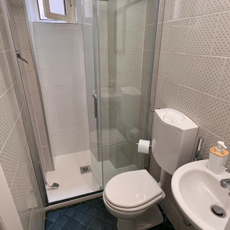 Guest House Biondi Cavour - Camera Familiare con Bagno Privato - 20