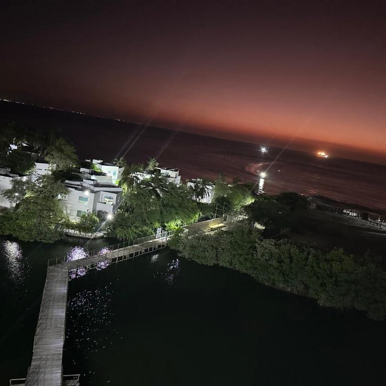 EXCLUSIVO APTO CON VISTA Y FRENTE AL MAR - Apartamento de 2 dormitorios - 12