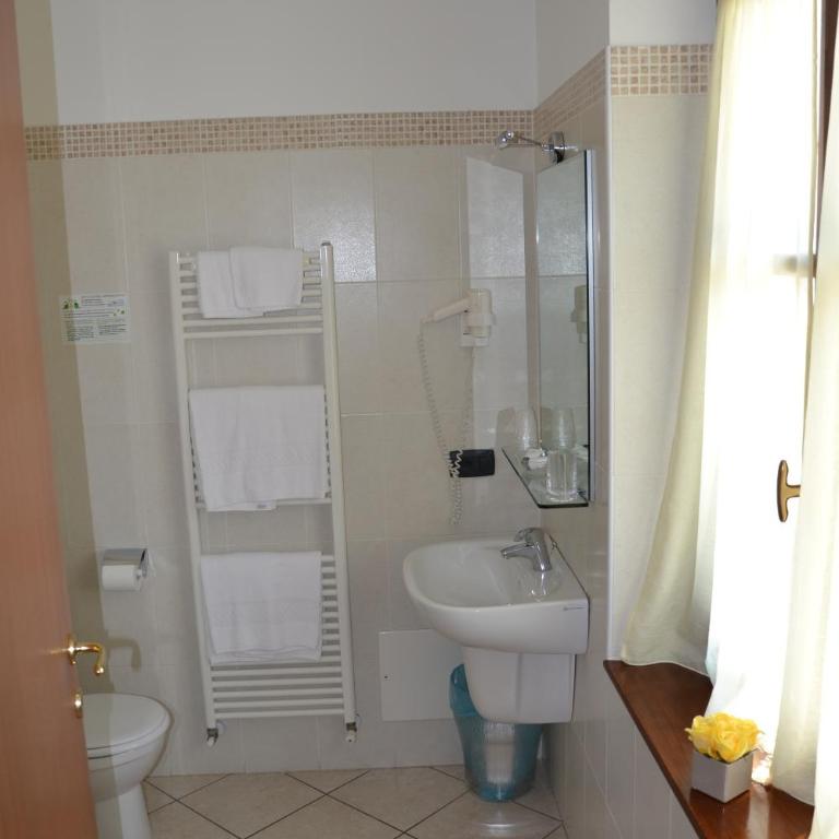 Locanda Le Palafitte - Camera Matrimoniale/Doppia con Letti Singoli con Vista Lago. - 2