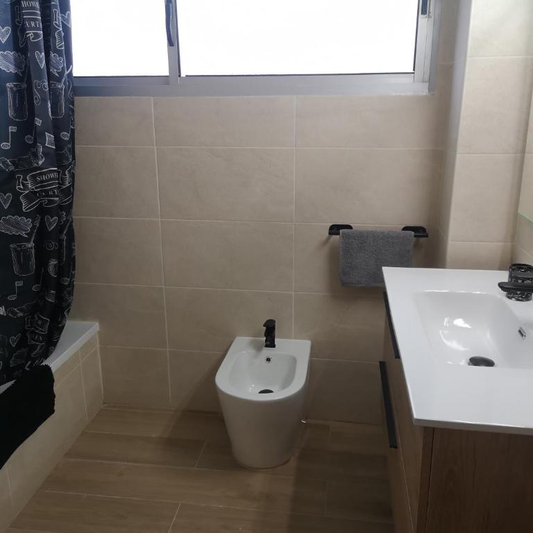 Hostal Mari en La Laguna, alquiler habitación privada en hostal, 6 habitaciones cerca de la universidad y aeropuerto Norte, 3 baños compartidos - Habitación Doble - 23