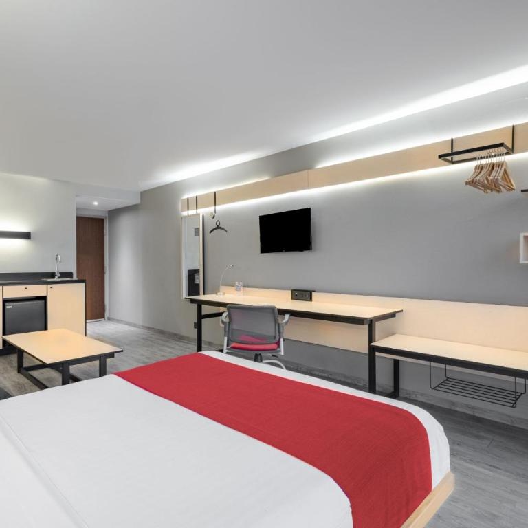 City Express by Marriott Guadalajara Aeropuerto - Superior Queen Room with Sofa Bed - 2