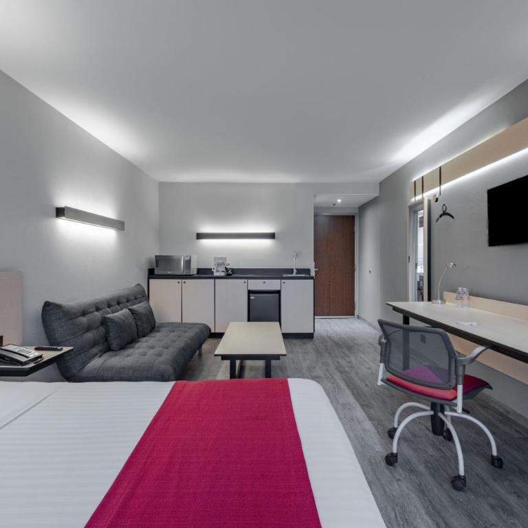 City Express by Marriott Guadalajara Aeropuerto - Superior Queen Room with Sofa Bed - 3