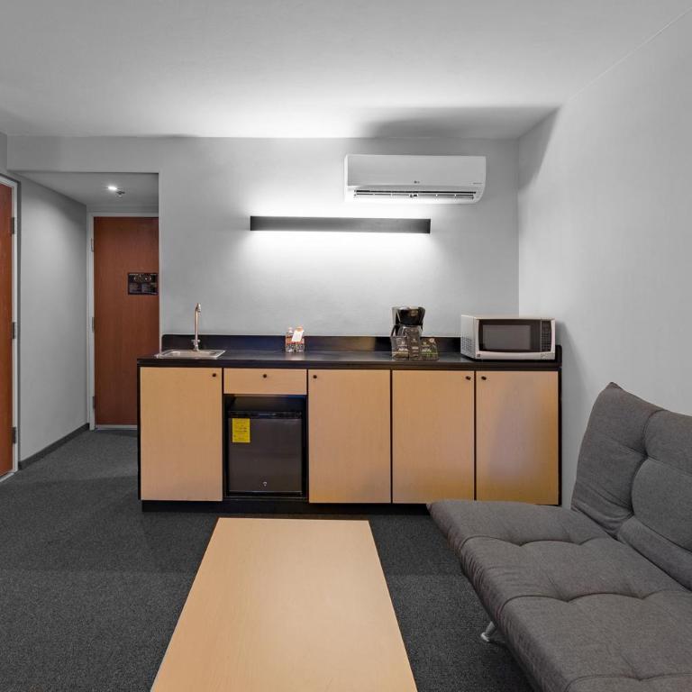 City Express Plus by Marriott Guadalajara Expo - Superior Queen Room with Sofa Bed - 4