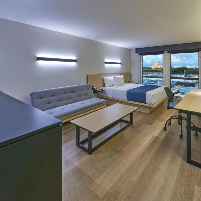 City Express by Marriott Cancun Aeropuerto - Junior King Suite with Sofa Bed - 2
