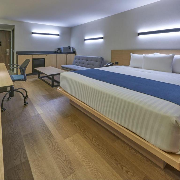 City Express by Marriott Cancun Aeropuerto - Junior King Suite with Sofa Bed - 3