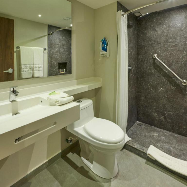 City Express by Marriott Cancun Aeropuerto - Junior King Suite with Sofa Bed - 5