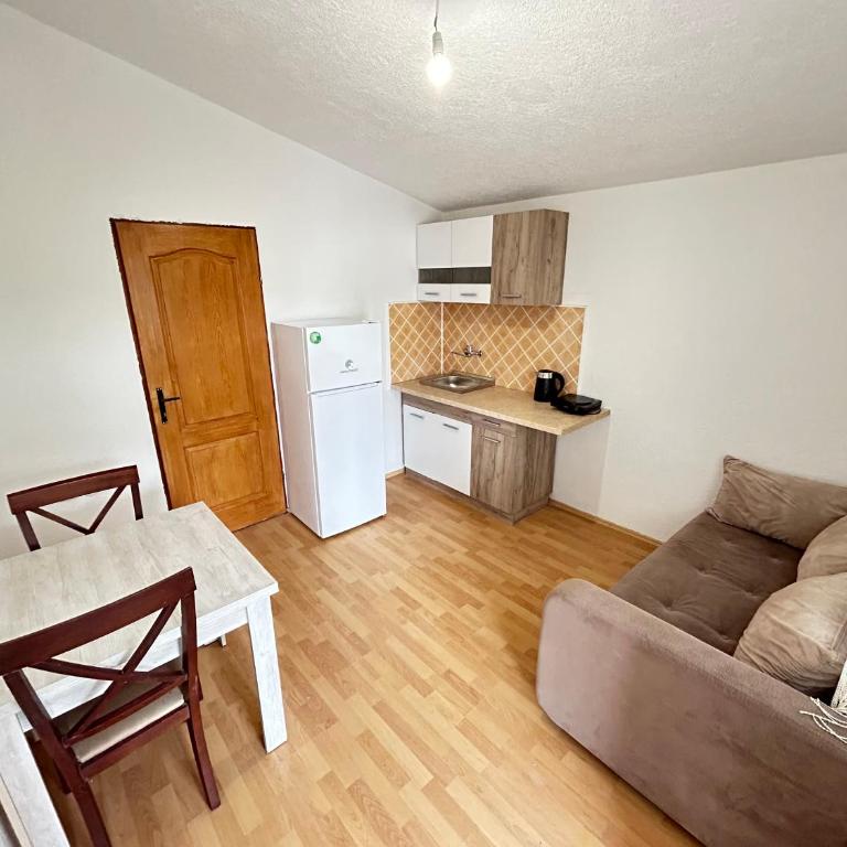 Mon - One-Bedroom Apartment - 1