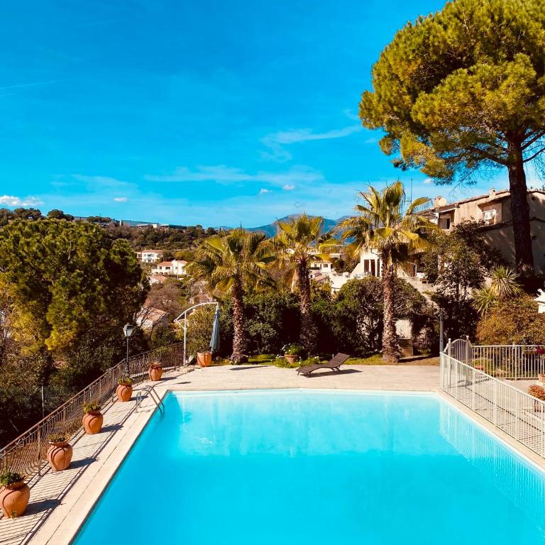 Villa sur le toit, duplex, 5 pièces 160m2, piscine - Appartement - 47