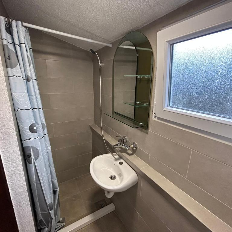 Mon - One-Bedroom Apartment - 2