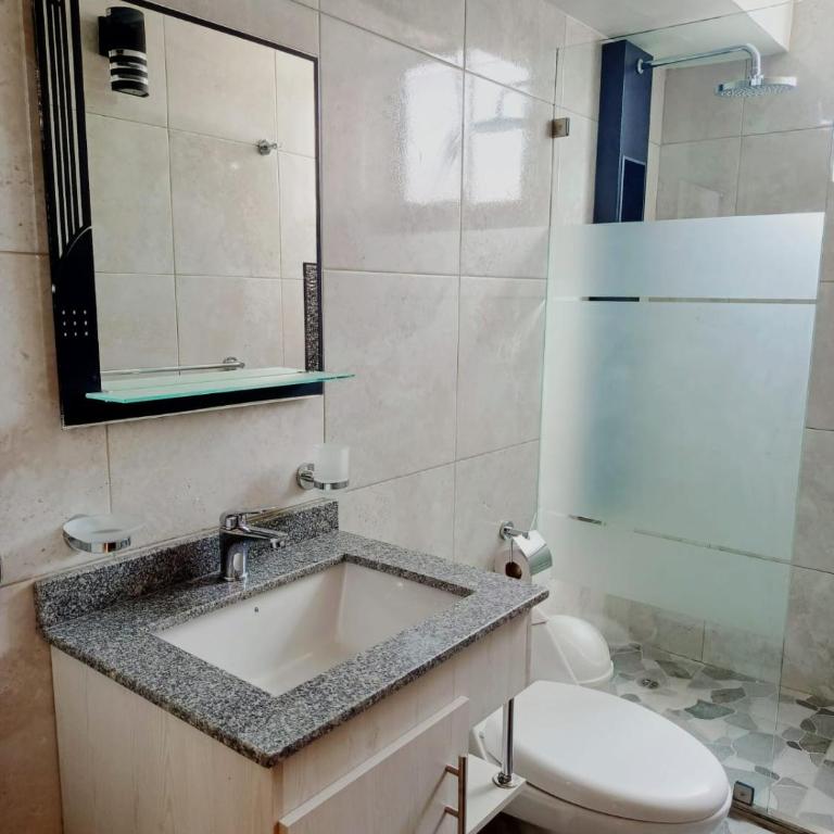 Departamento completo cerca de Embajada Americana - Three-Bedroom Apartment - 24