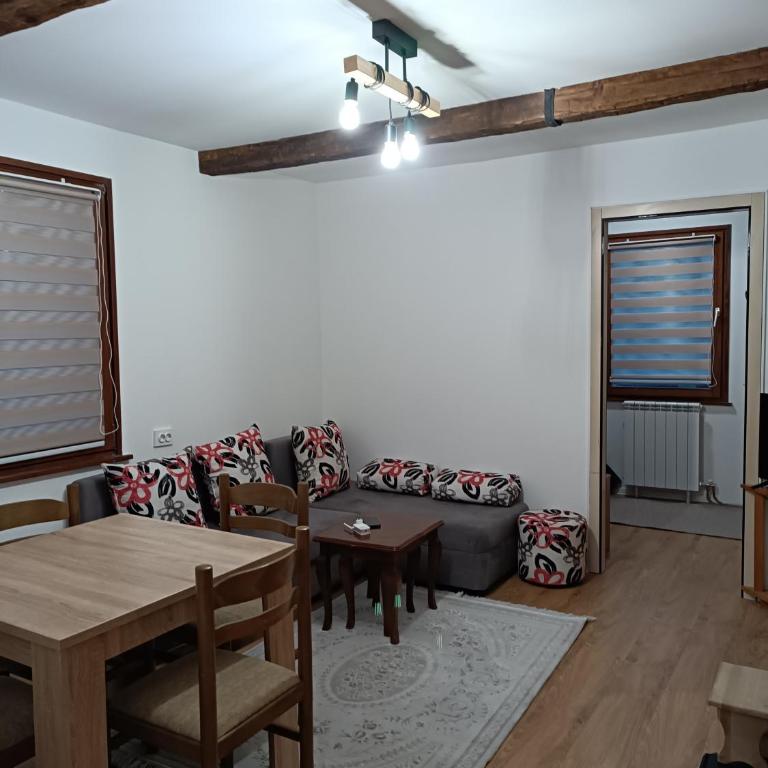 Planinska kućica - Three-Bedroom Apartment - 2