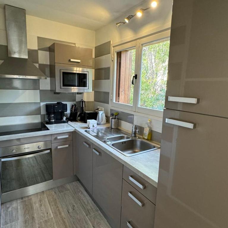 Appartement EST classé 3 étoiles au 1er étage d'une maison avec jardin dans un quartier calme - Appartement 1 Chambre - 8