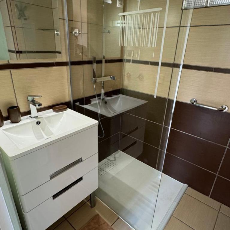 Appartement EST classé 3 étoiles au 1er étage d'une maison avec jardin dans un quartier calme - Appartement 1 Chambre - 11