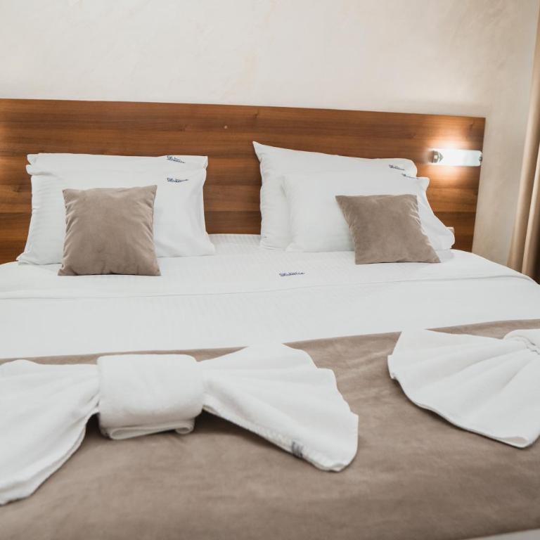 Hotel Damis - Double Room - 11