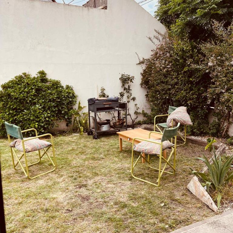 Monoambiente en barrio La Perla con jardín a pocas cuadras de la playa - Casa con 1 dormitorio - 10
