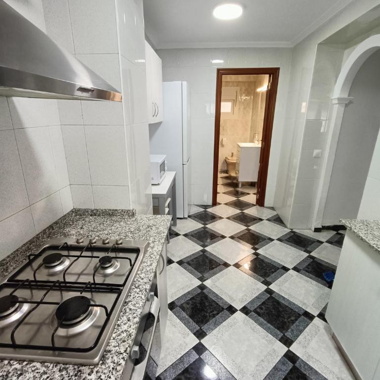 Piso calidad precio junto a la Playa de la Victoria - Apartamento de 2 dormitorios - 11