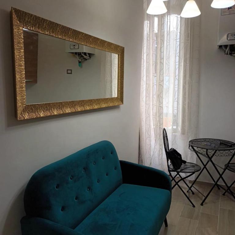 Guest House Biondi Cavour - Camera Familiare con Bagno Privato - 9